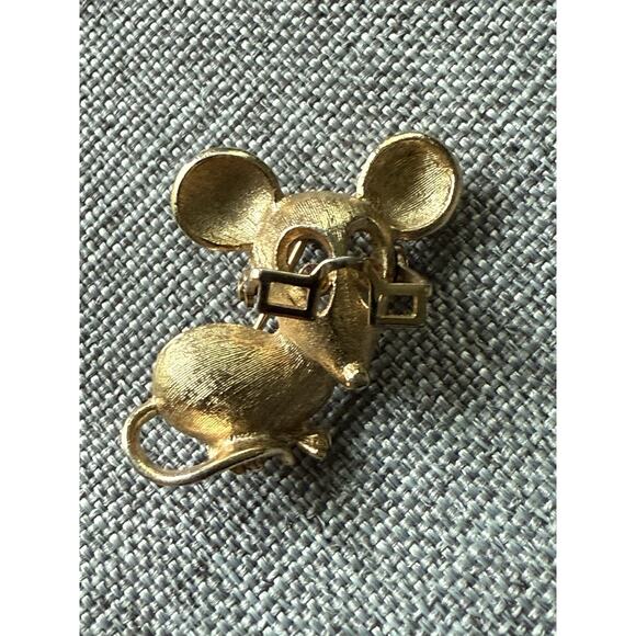 Vintage Avon Mouse Brooch Articulated Moving Glasses Amber Rhinestone Eyes Pin - Picture 2 of 5